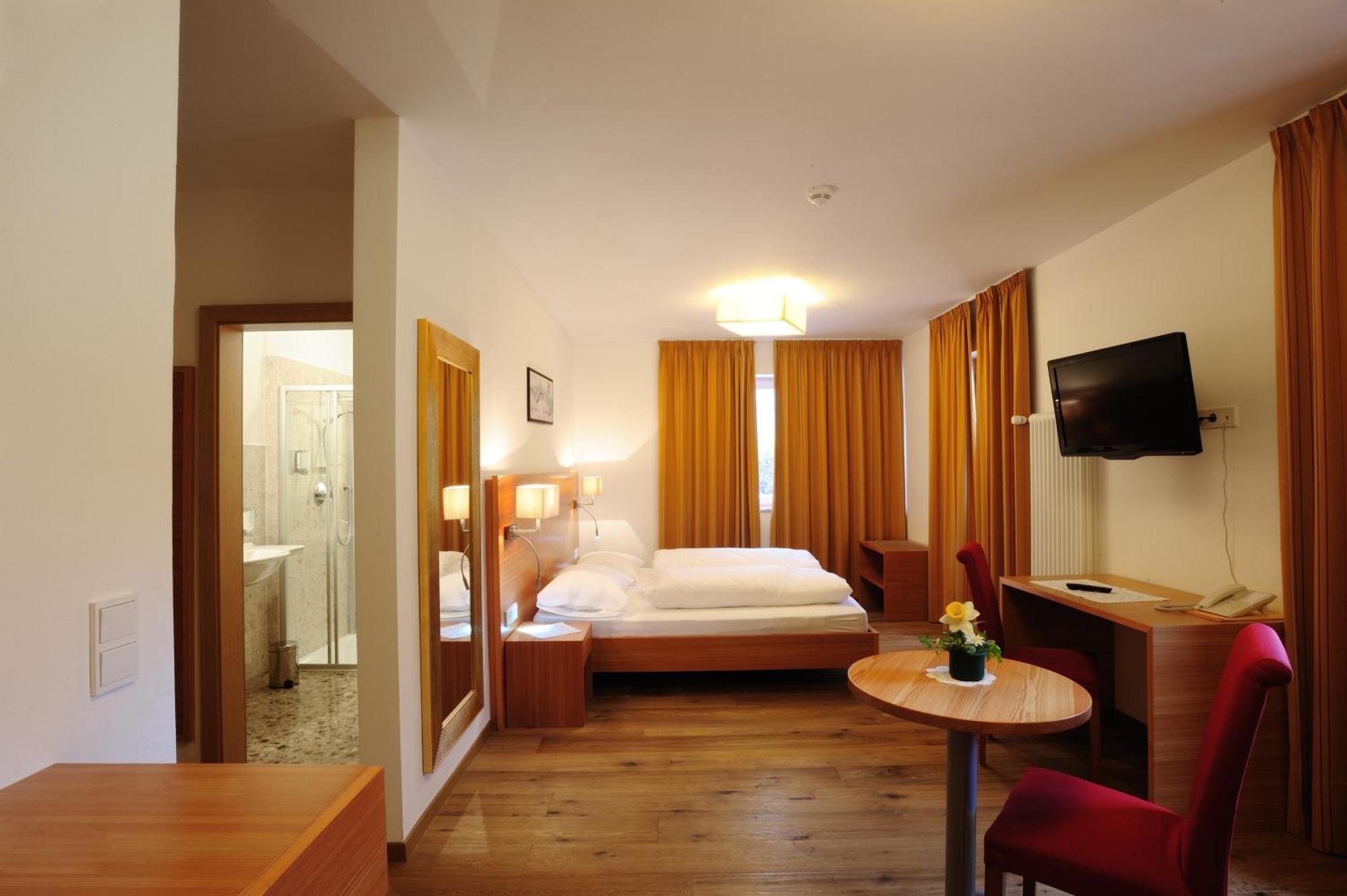 Hotel Teutschhaus Cortina Sulla Strada Del Vino Kültér fotó