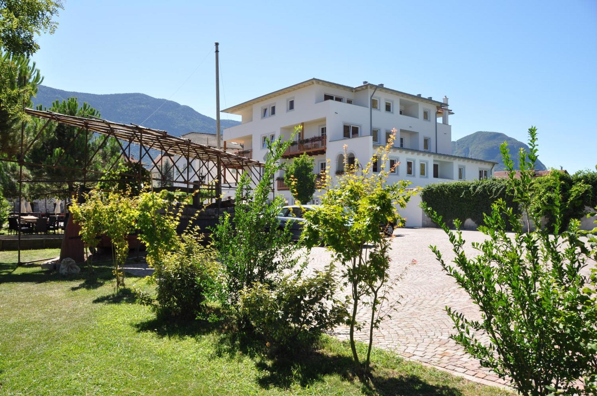 Hotel Teutschhaus Cortina Sulla Strada Del Vino Kültér fotó