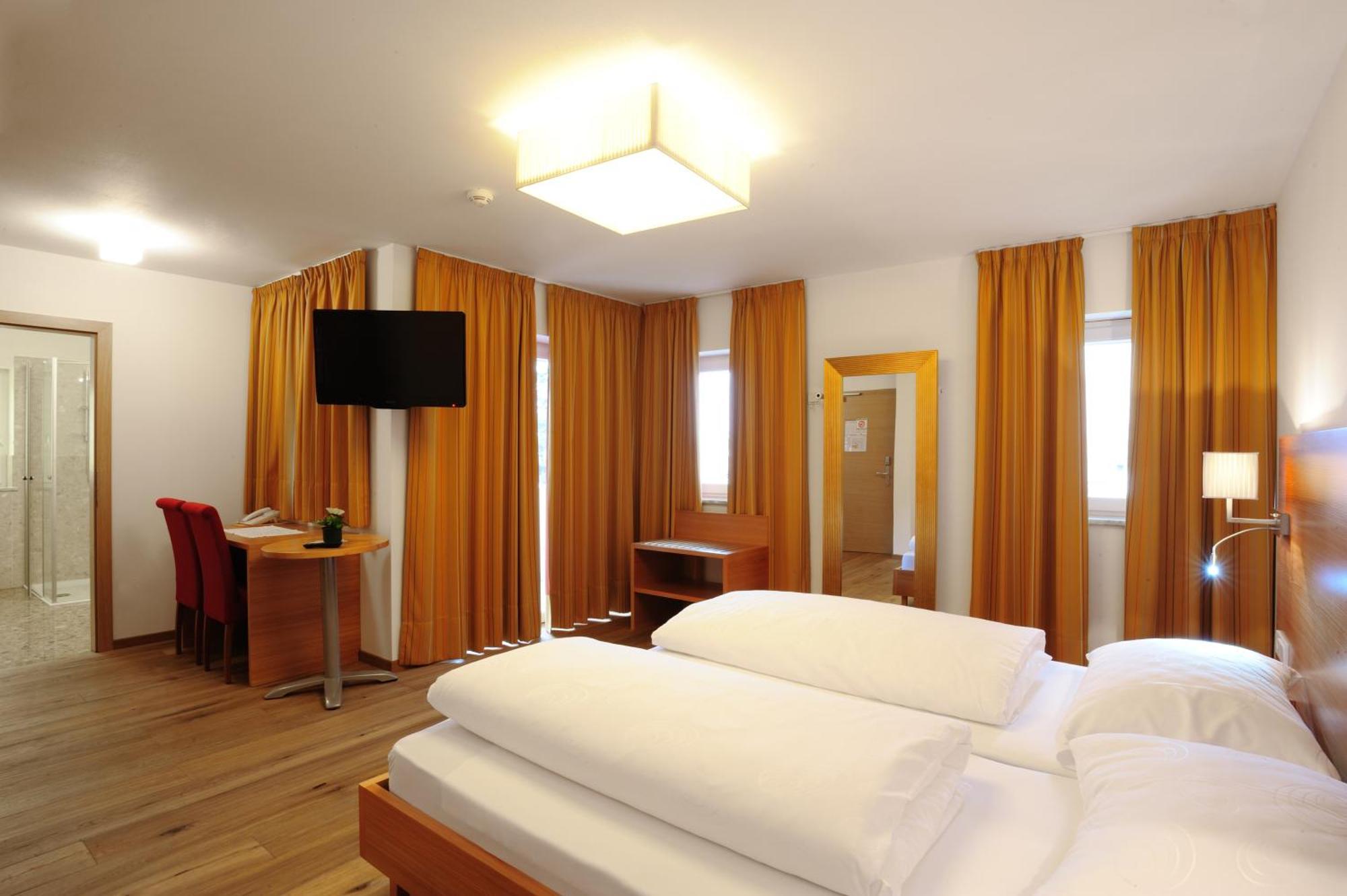 Hotel Teutschhaus Cortina Sulla Strada Del Vino Kültér fotó