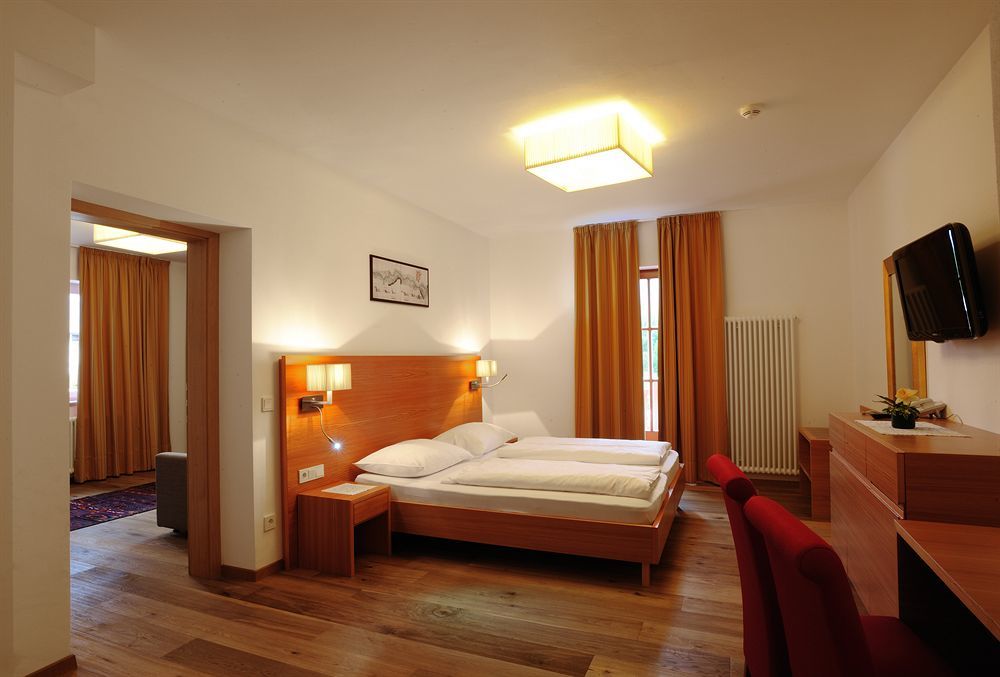 Hotel Teutschhaus Cortina Sulla Strada Del Vino Kültér fotó